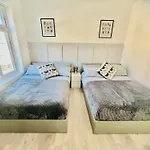 Free Parking ,Modern 4 Bedrooms 10Min From Birmingham City Centre Ideal For Contractors ,Groups And Families