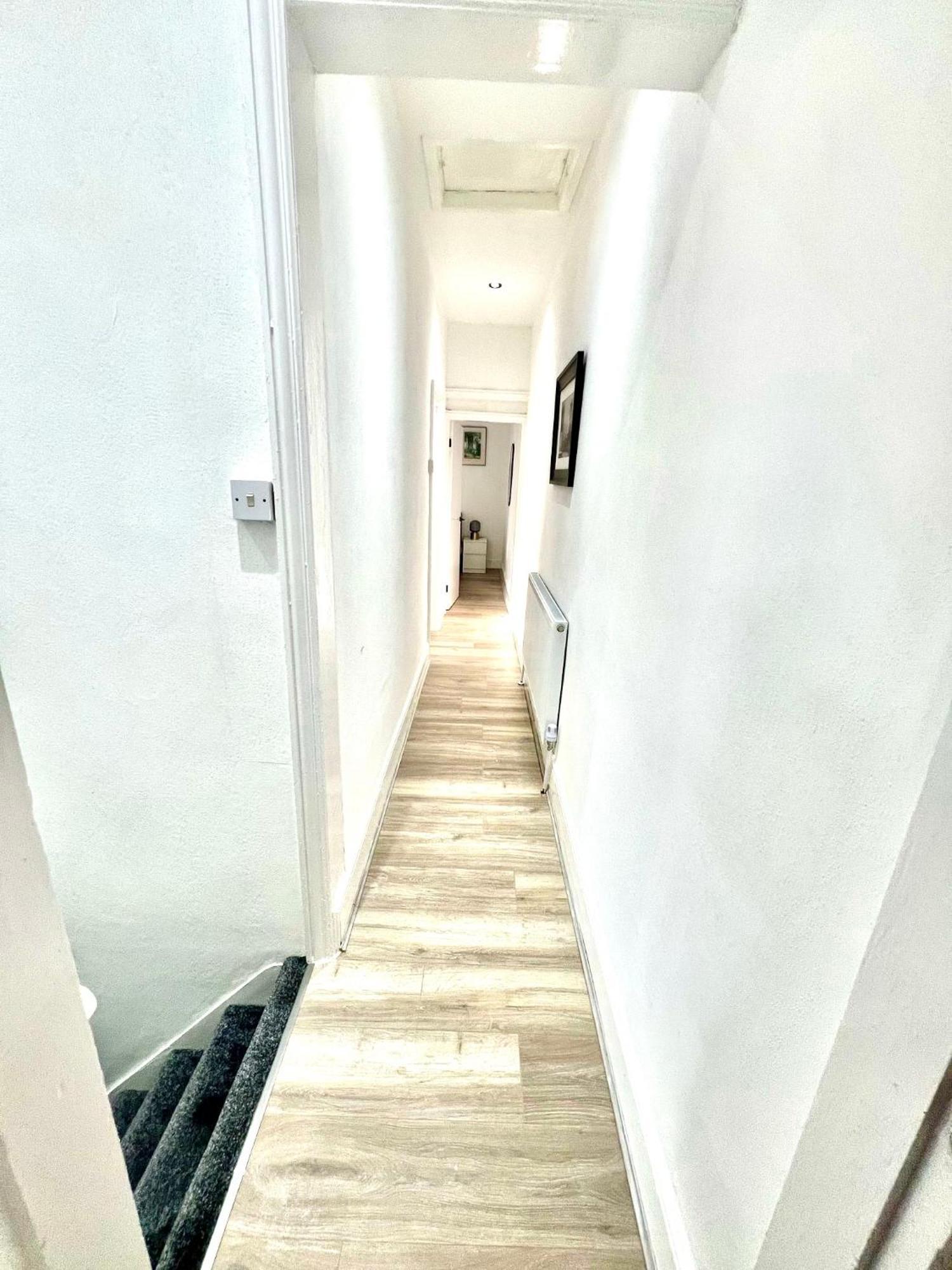 Free Parking ,Modern 4 Bedrooms 10Min From Birmingham City Centre Ideal For Contractors ,Groups And Families