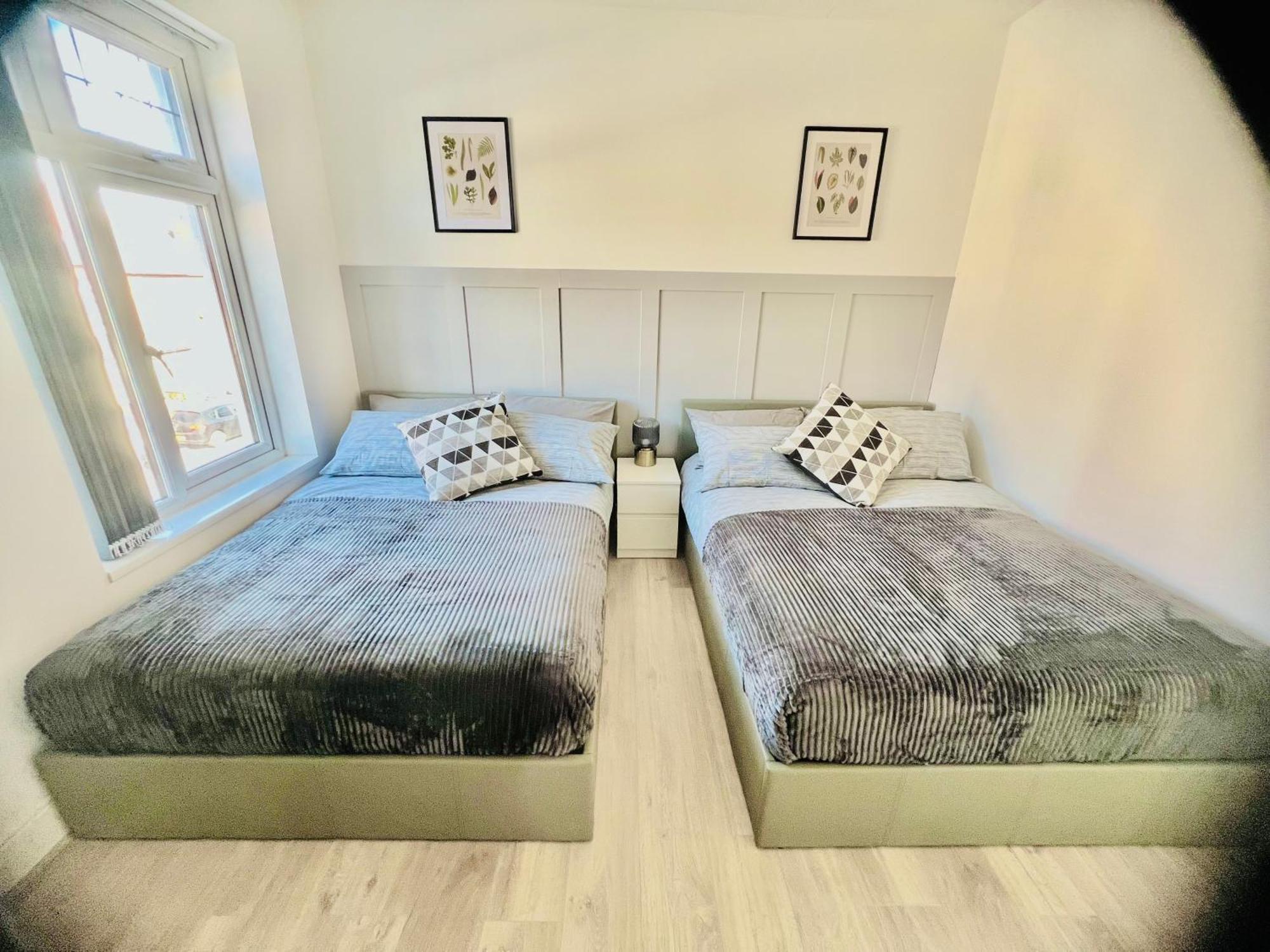 Free Parking ,Modern 4 Bedrooms 10Min From Birmingham City Centre Ideal For Contractors ,Groups And Families Birmingham