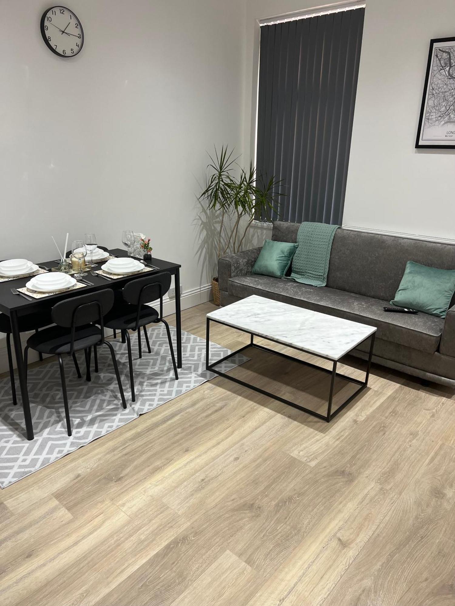 Holiday home Free Parking ,Modern 4 Bedrooms 10Min From Birmingham City Centre Ideal For Contractors ,Groups And Families *