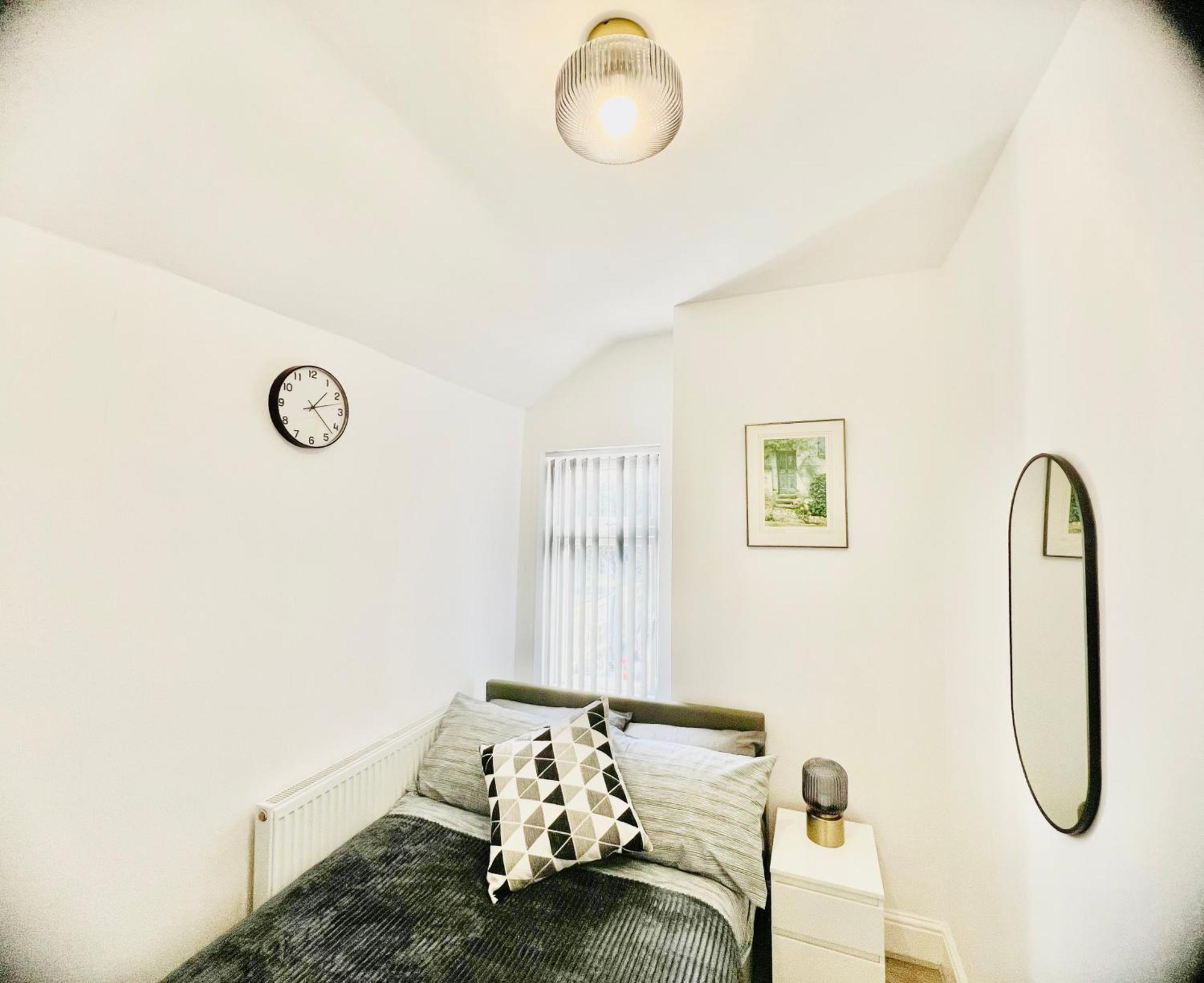 Free Parking ,Modern 4 Bedrooms 10Min From Birmingham City Centre Ideal For Contractors ,Groups And Families * Birmingham